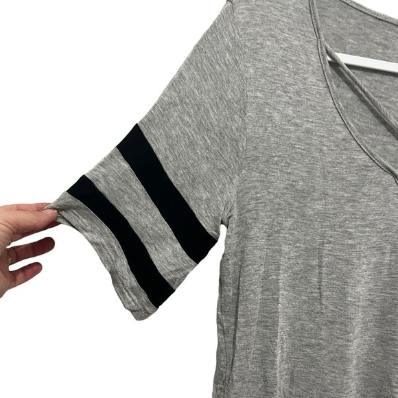 Caution To The Wind Loose Fit Strappy V-neck Short Sleeve Tee MED - Picture 5 of 9